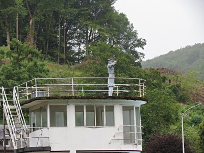 Kapitän auf seiner Schiffsbrücke bei Boreuville